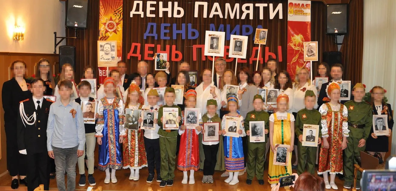 Blick: Российское посольство рядит детей в солдаты