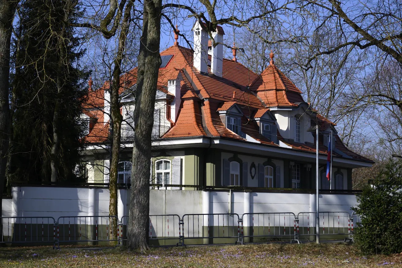 Посольство в Берне давно превратилось в штаб российской пропаганды в Швейцарии. (Russische Botschaft verkleidet Kinder als Soldaten, Blick, 15.05.2022 г.)