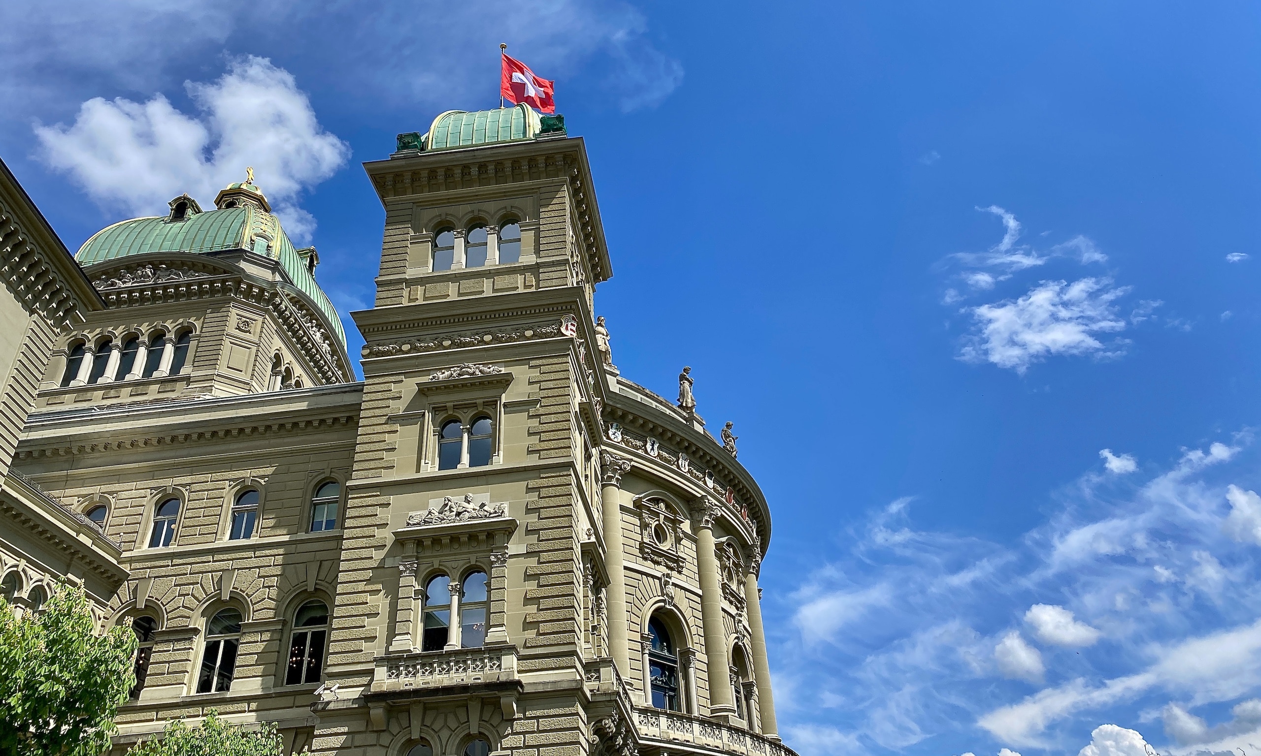Вид на крыло Федерального дворца - резиденции правительства и парламента Швейцарской Конфедерации в городе федерального значения Берне. 30 апреля 2022 г. (© schwingen.net)