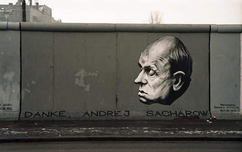 Портрет Андрея Сахарова на Берлинской стене работы Врубеля, 1990 год. Фото: Wikipedia