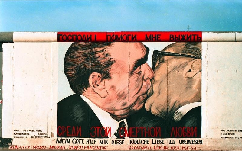 Граффити Дмитрия Врубеля «Господи! Помоги мне выжить среди этой смертной любви» на фрагменте Берлинской стены. Фото: Wikipedia