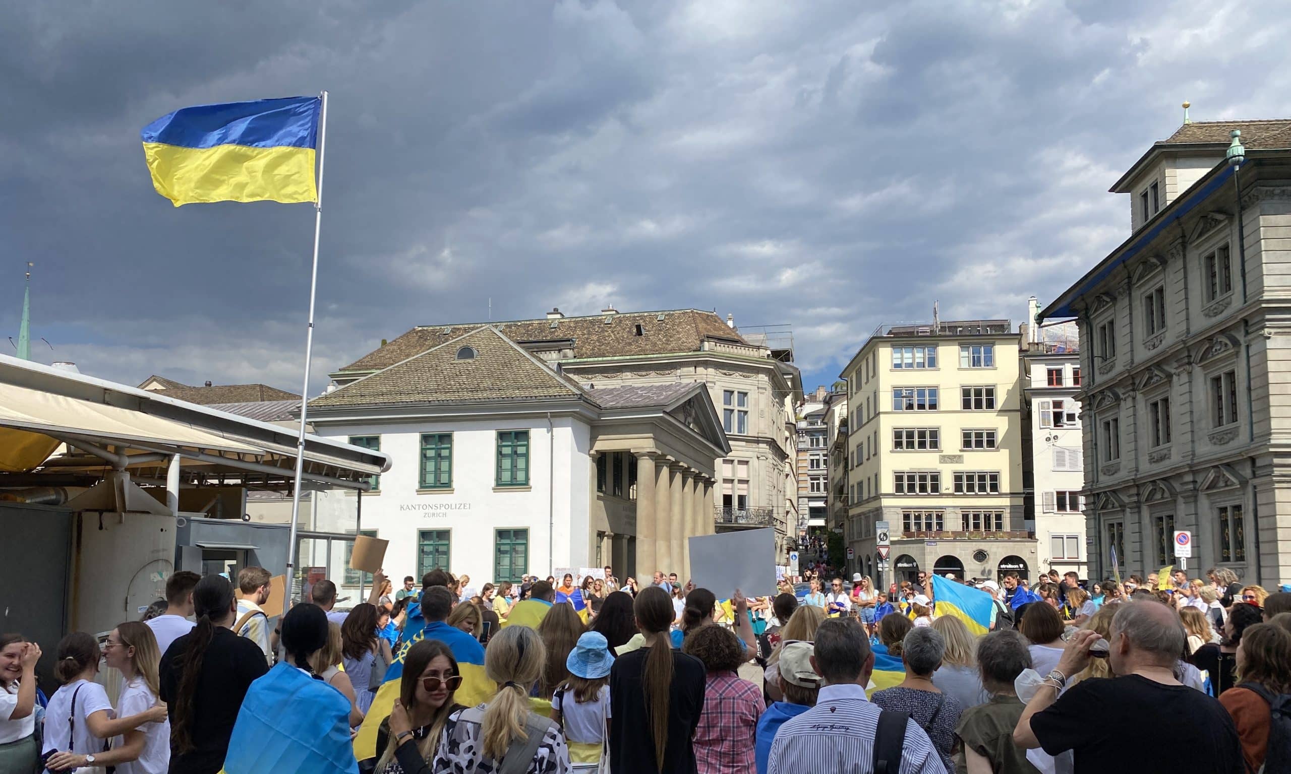 Участники митинга в Цирихе поддерживают требование Президента Украины Владмира Зеленского признать Россию террористическим государством. 30 июля 2022 г. (© schwingen.net) 