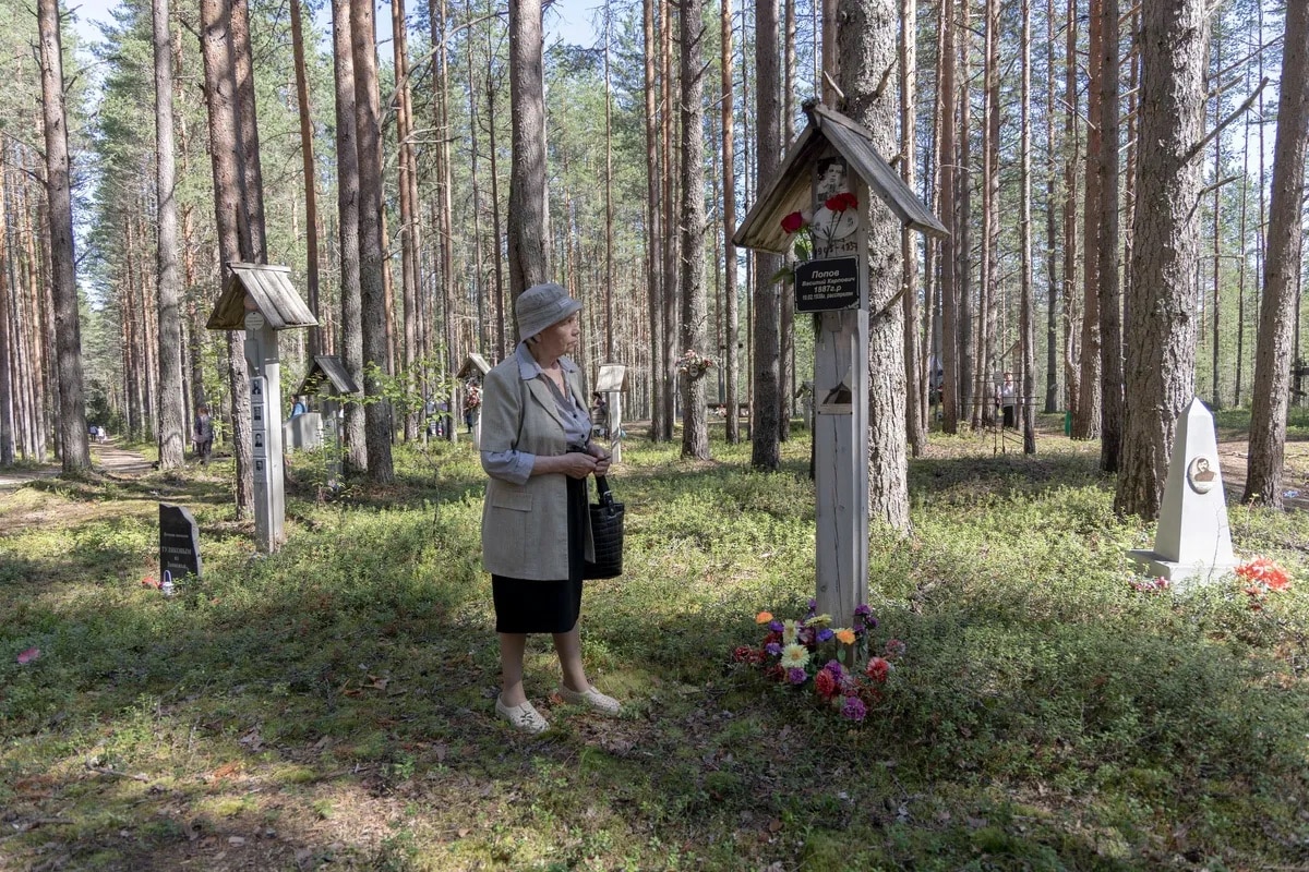 Место массовых захоронений казненных Сандармох. (© Арден Арман / «Новая газета»)