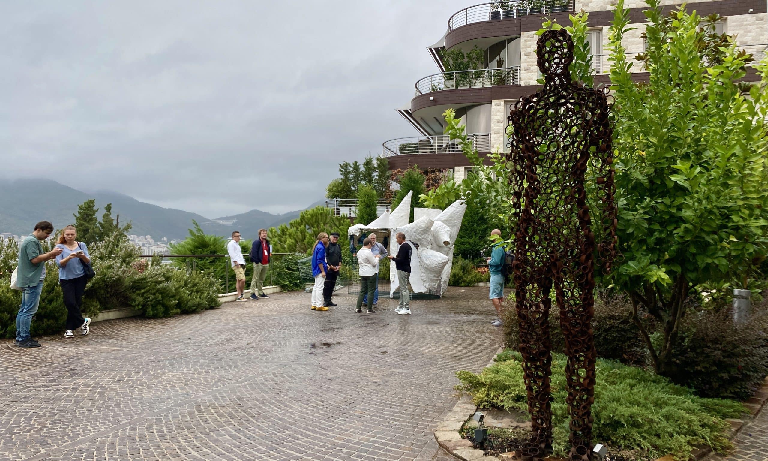 На третьем плане скульптура Игоря Фролова «Ловушка для тиранов». 24-30 сентября 2022 г. (© schwingen.net)