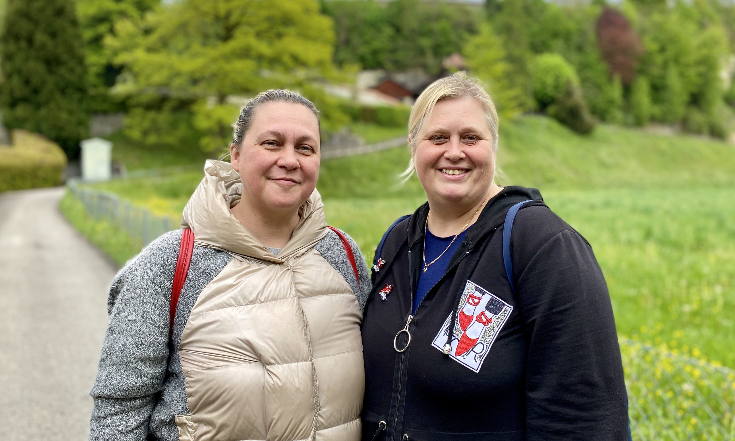 Подруги Лена Кмита из Черновцов и Яна Смоляр из Чернигова. Как психологи они помогали украинским женщинам-волонтерам, которые восстанавливали силы в женском монастыре во Фрибурге. 6 мая 2022 г. (© schwingen.net)