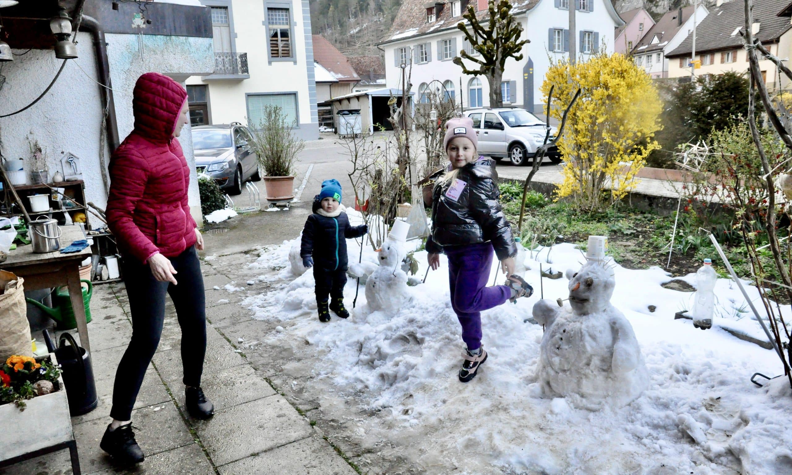 Лепим перед домом снеговиков с Анной, Мишей и Светланой. Кляйнлютцель, 4 апреля 2022 г. (© Jean-Pierre Weiss)