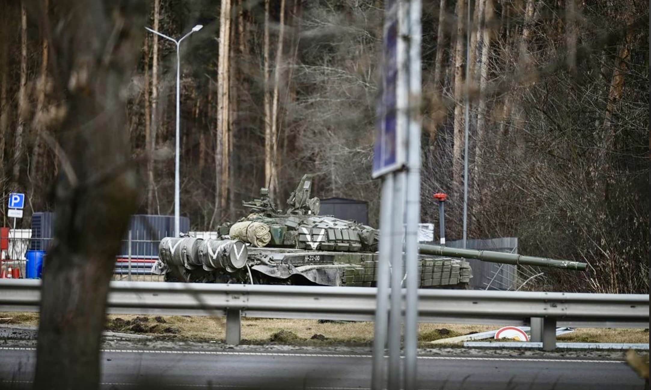Российский танк под Киевом. 4 марта 2022 г. Автор: Арис Мессинис (https://war.ukraine.ua/)