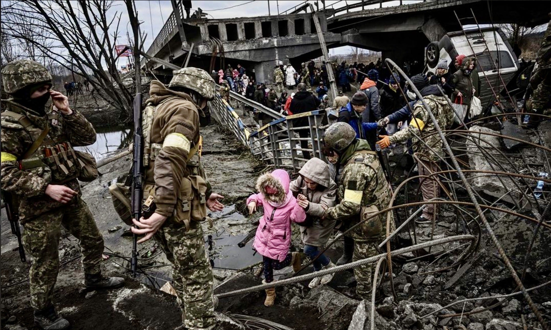 Мирный жители эвакуируются из Ирпеня к северо-западу от Киева во время обстрелов и бомбардировок. 5 марта 2022 г. Автор: Арис Мессинис (https://war.ukraine.ua/)