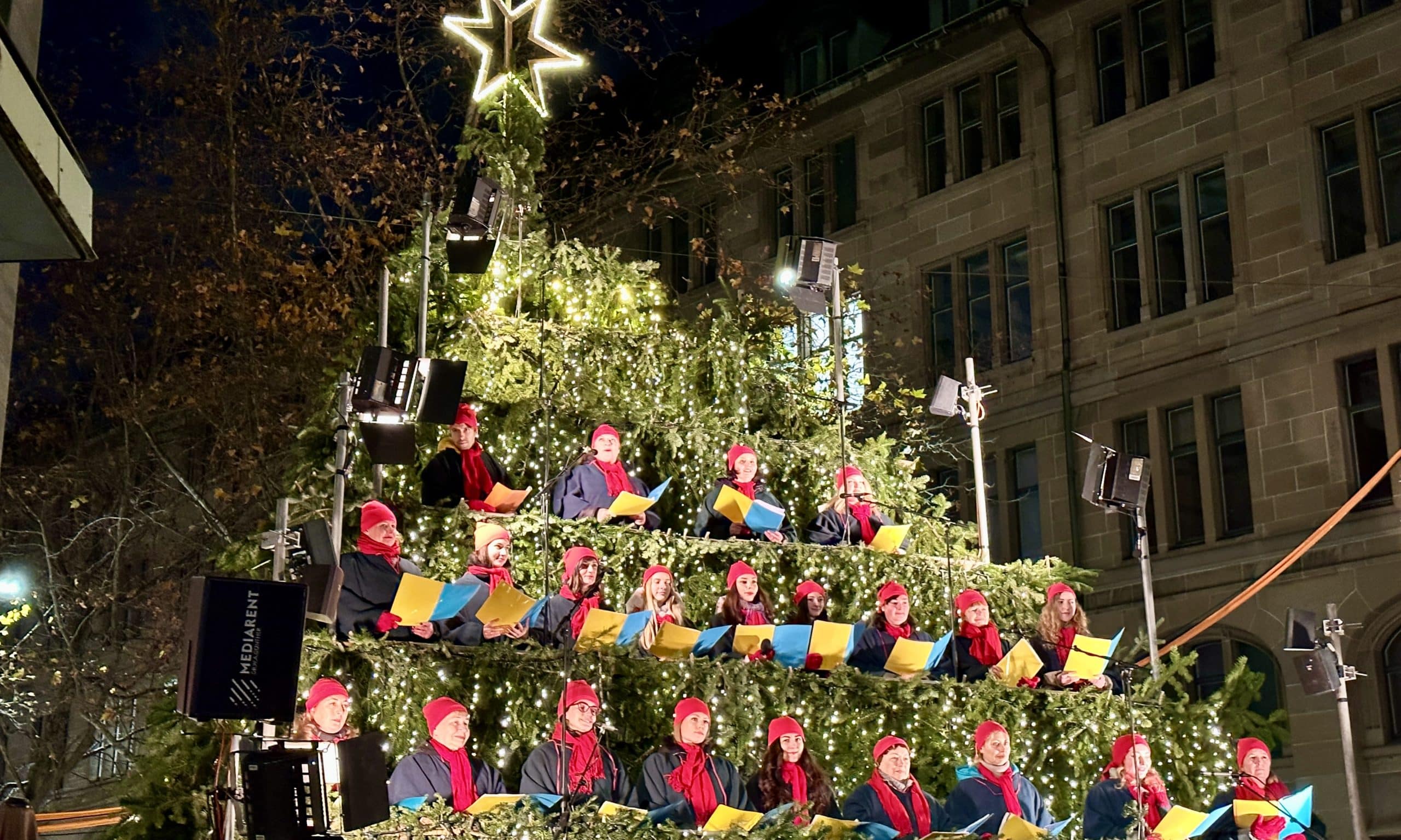 Украинский хор «Perespiv» под управлением Зоряны Мазько поёт на Рождественской ёлке в Цюрихе. 8 декабря 2022 г.