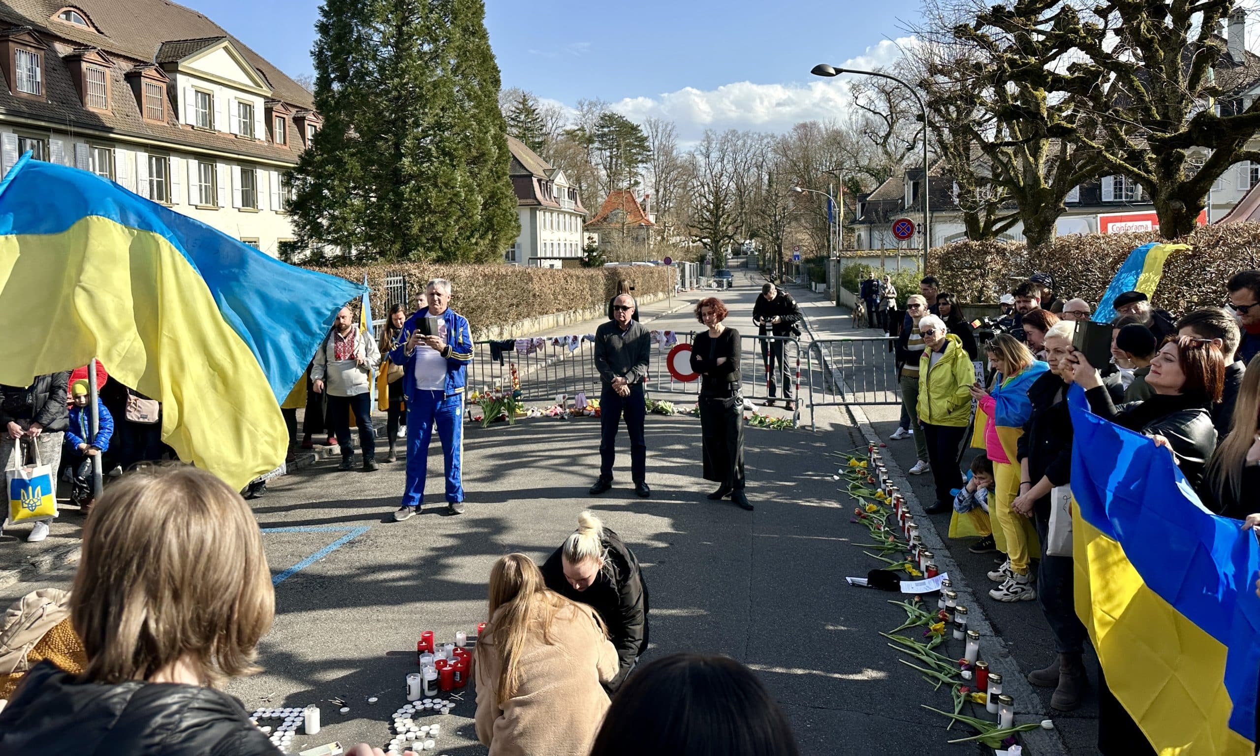 На митинге «Год террора в Украине» возле российского посольства в Берне. 24 февраля 2023 г. (© schwingen.net)