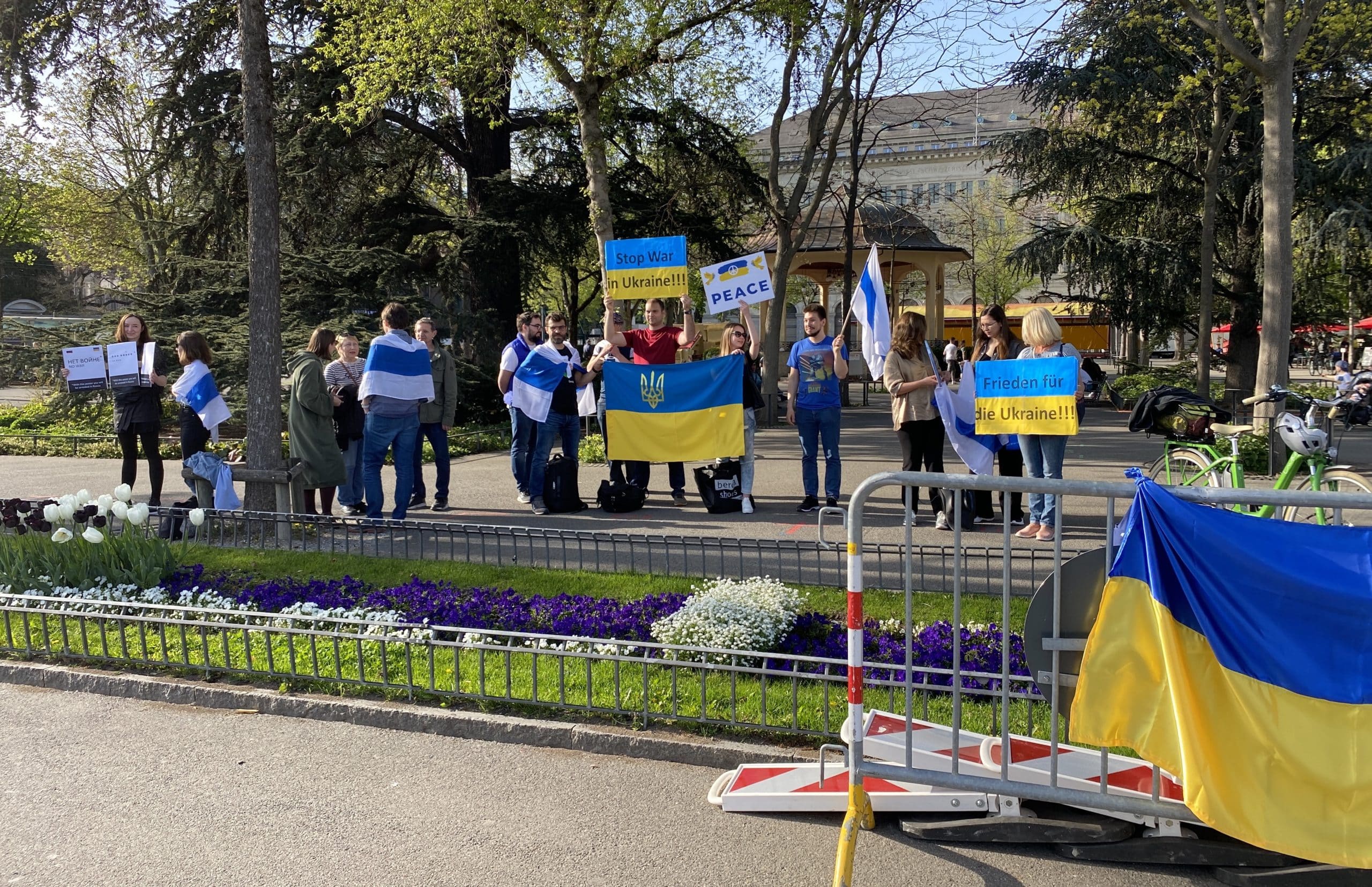 На митинге солидарности с Украиной в Цюрихе. 13 апреля 2022 г. (© schwingen.net)