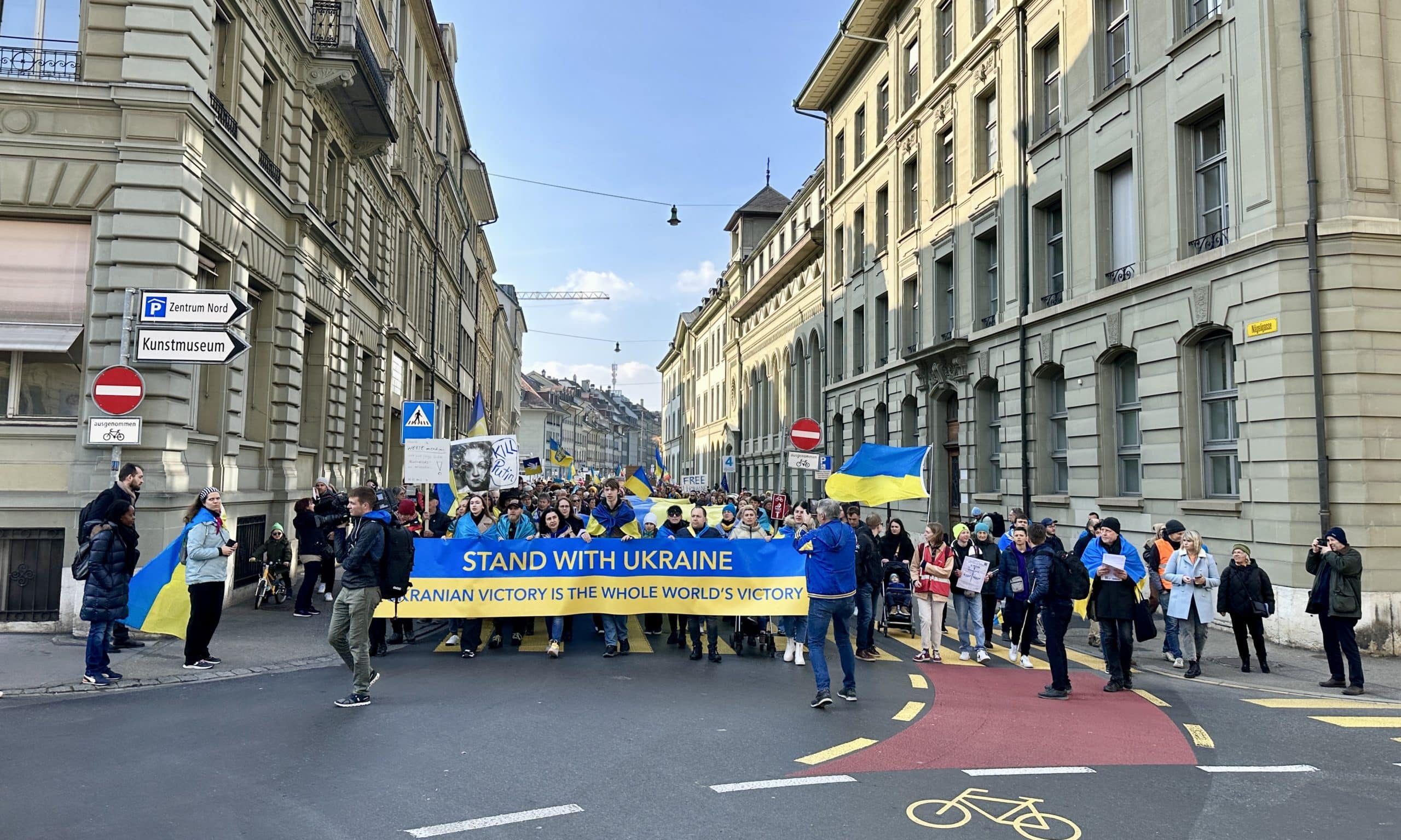 Швейцарская общенациональная манифестация солидарности с Украиной. Берн, 4 марта 2023 г. (© schwingen.net)