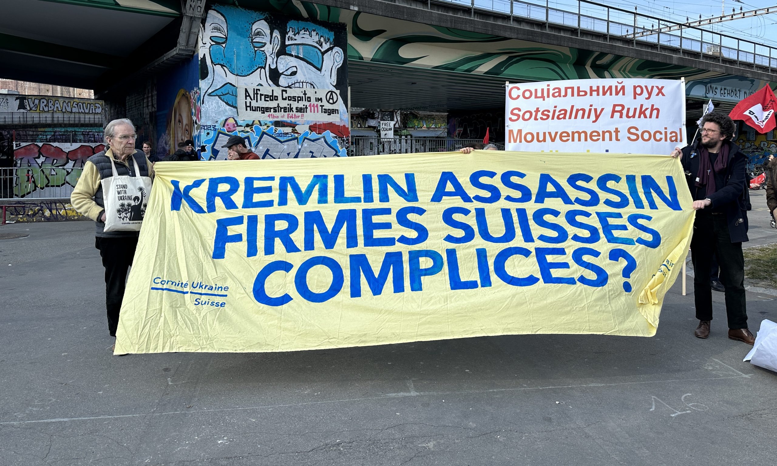 «Кремлевский убийца сотрудничает со швейцарскими фирмами?» Берн, 4 марта 2023 г. (© schwingen.net)