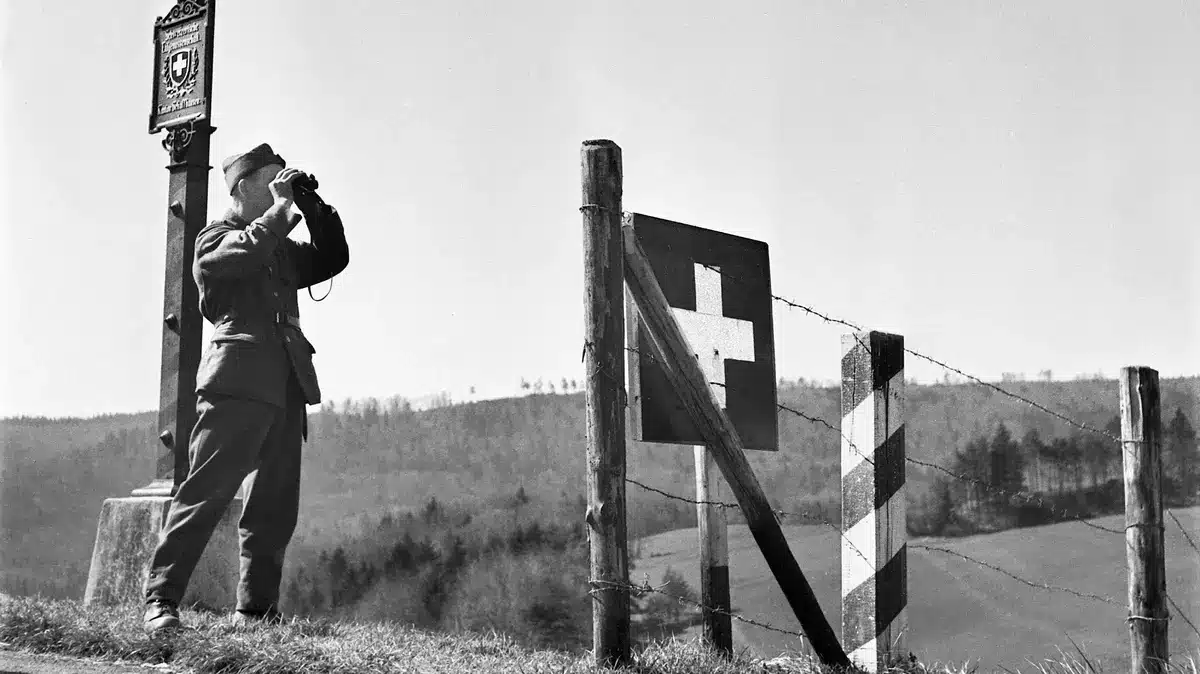 Солдат охраняет границу Швейцарии во время Второй мировой войны. (© Walter Studer)