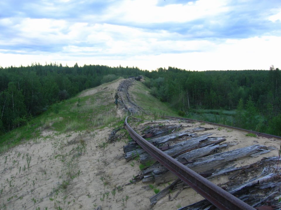 Труд заключенных ГУЛАГа массово применялся в том числе для строительства железных дорог за полярным кругом. Остатки железнодорожного полотна между Салехардом и Надымом (2004 г.) 1 ноября 2009 г. (© ComIntern)