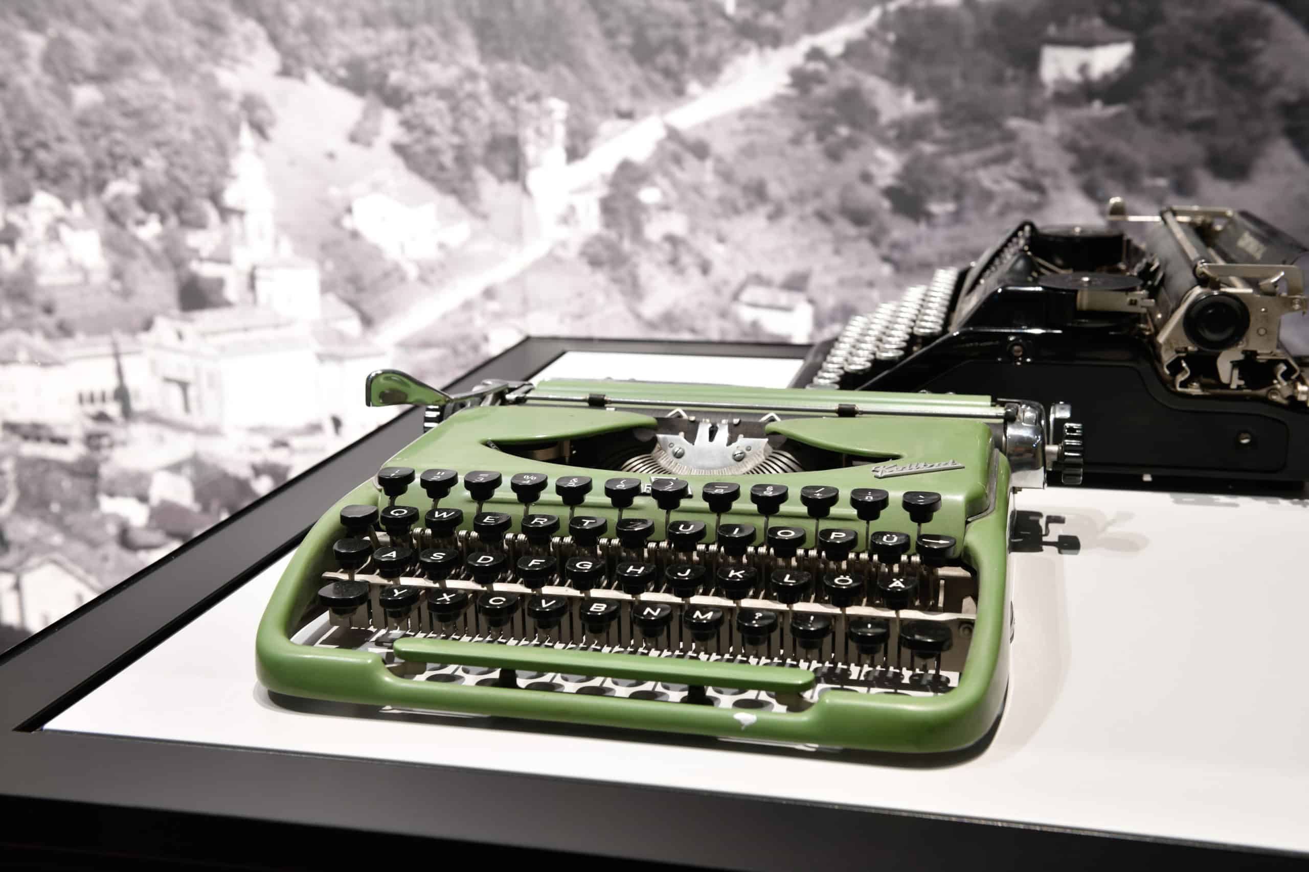 Черная пишущая машинка Лизы Тетцнер и зеленая Курта Клебера. (© Швейцарский национальный музей)