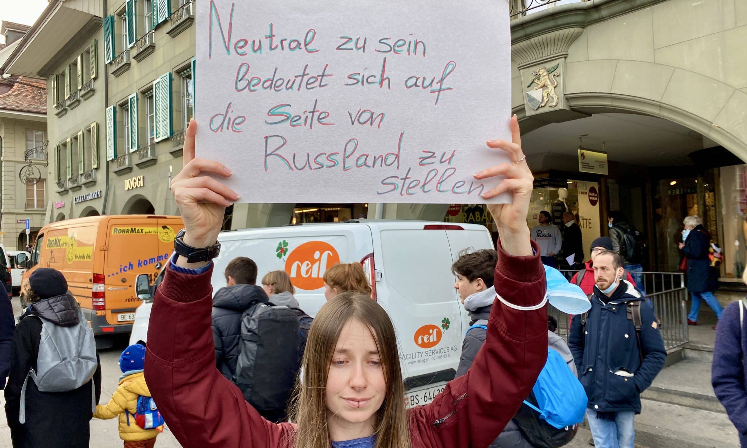 «Быть нейтральным значит встать на сторону России». Акция солидарности с Украиной в Берне 24 февраля 2022 г. (© schwingen.net)