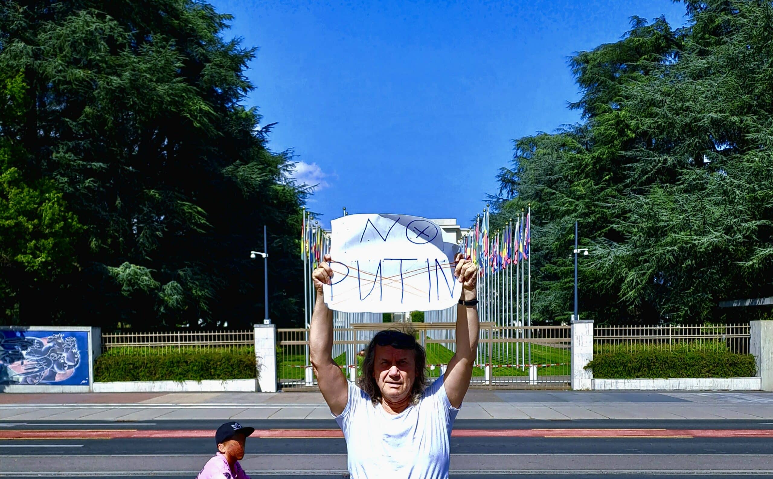 «No Putin!». Одиночный пикет Кисти Митенёва перед знанием ООН в Женеве. 20 августа 2023 г. (© kostя goldtv)