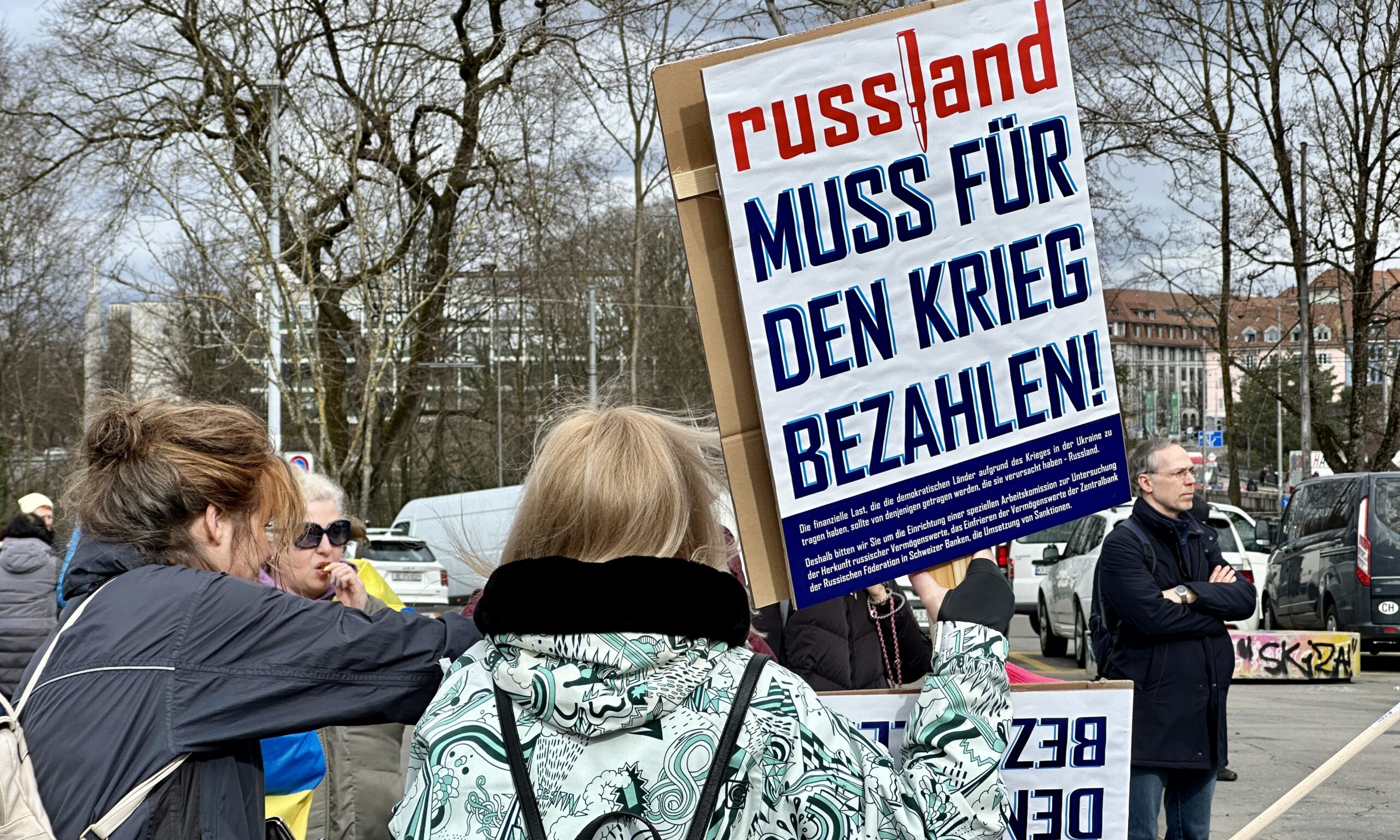 Манифестация солидарности с Украиной 24 февраля 2024 года объединила в Берне несколько тысяч человек. Надписи на транспарантах дают представление о настроениях активных и неравнодушных жителей Швейцарии. (© schwingen.net)
