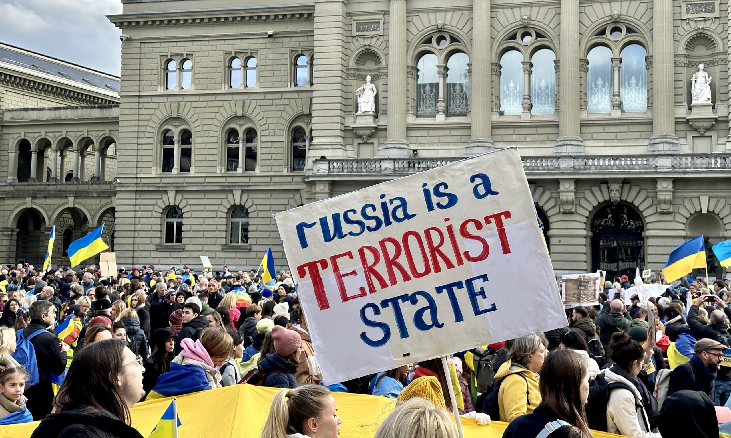 Манифестация солидарности с Украиной 24 февраля 2024 года объединила в Берне несколько тысяч человек. Надписи на транспарантах дают представление о настроениях активных и неравнодушных жителей Швейцарии. (© schwingen.net)