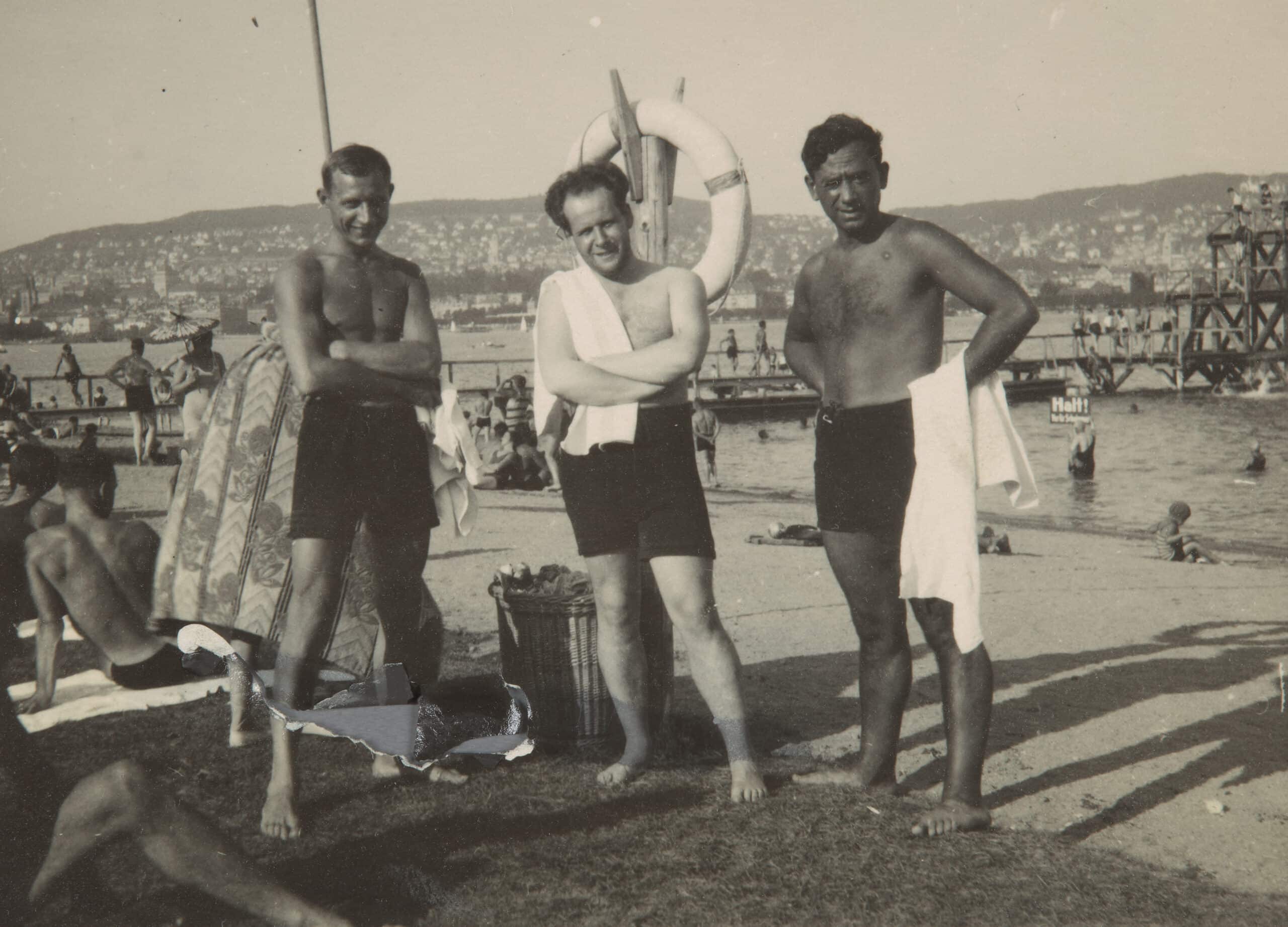 Эдуард Тиссе (Eduard Tissé), Сергей М. Эйзенштейн (Sergej M. Eisenstein), Лазарь Векслер (Lazar Wechsler) на пляже в Цюрихе, Валлисхофен, 1929 г. (© Cinémathèque suisse)