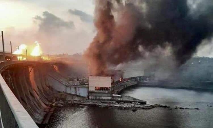 После ударов по ДнепроГЭС начался сильный пожар. 22 марта 2024 г. (© t.me/mariupolnow)