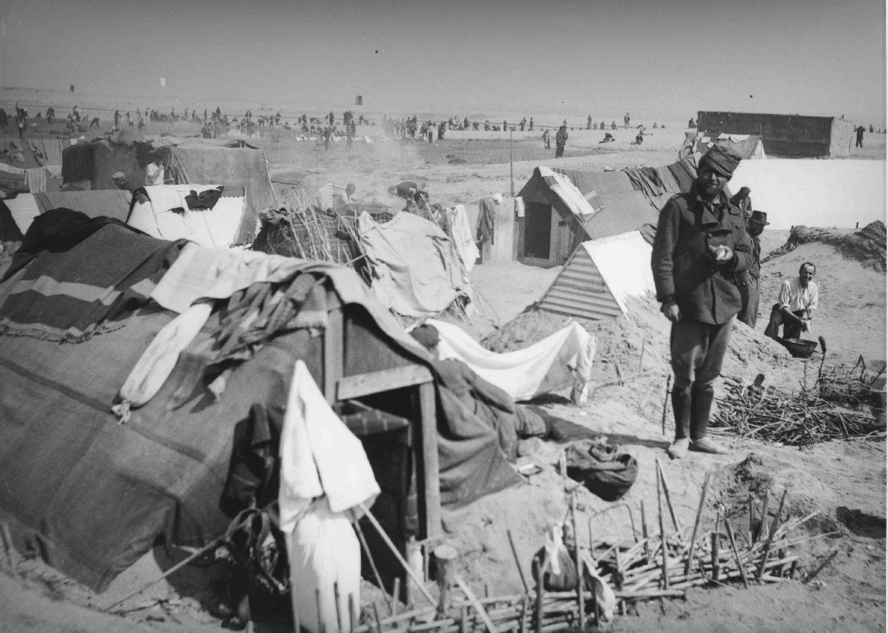 Временные жилища в лагере беженцев Аржель-сюр-Мер. Март, 1939 г. (© Albert Belloc, Creative Commons Attribution-Share Alike 4.0 International)