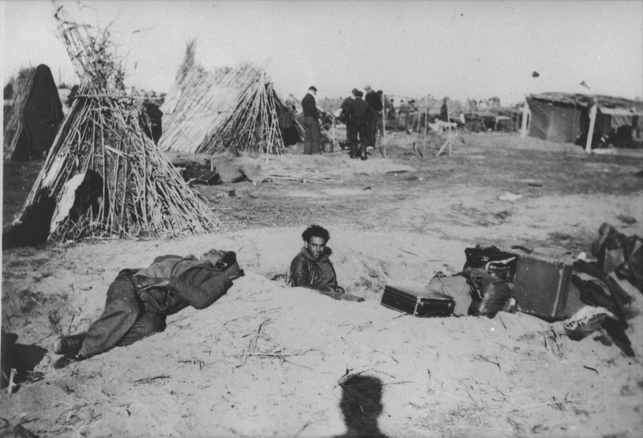 Первые беженцы, которые строили лагерь Аржель-сюр-Мер. Январь, 1939 г. (© Albert Belloc, Creative Commons Attribution-Share Alike 4.0 International)