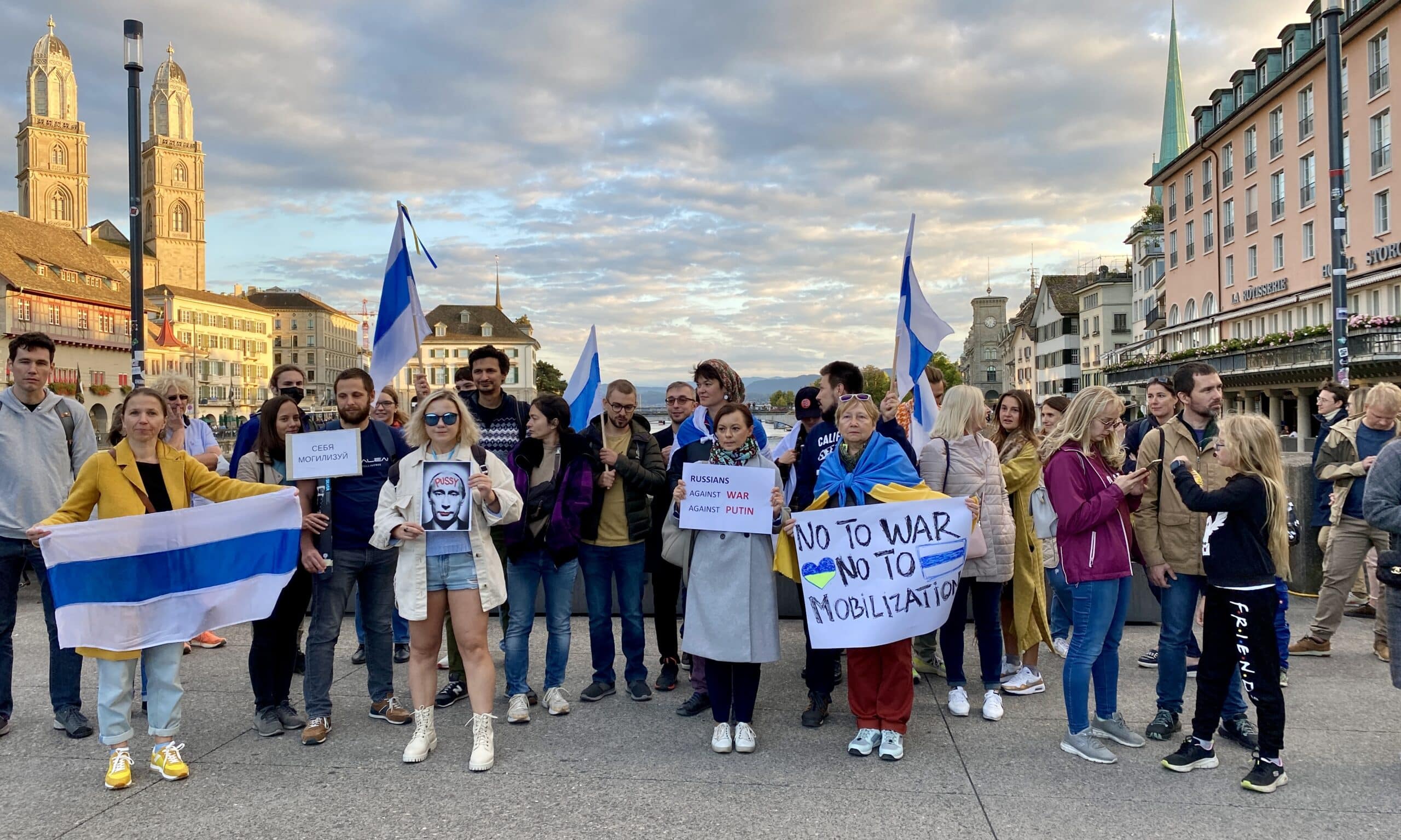 Митинг солидарности с Украиной вблизи городской ратуши. Цюрих, сентябрь 2022 г. (© schwingen.net)