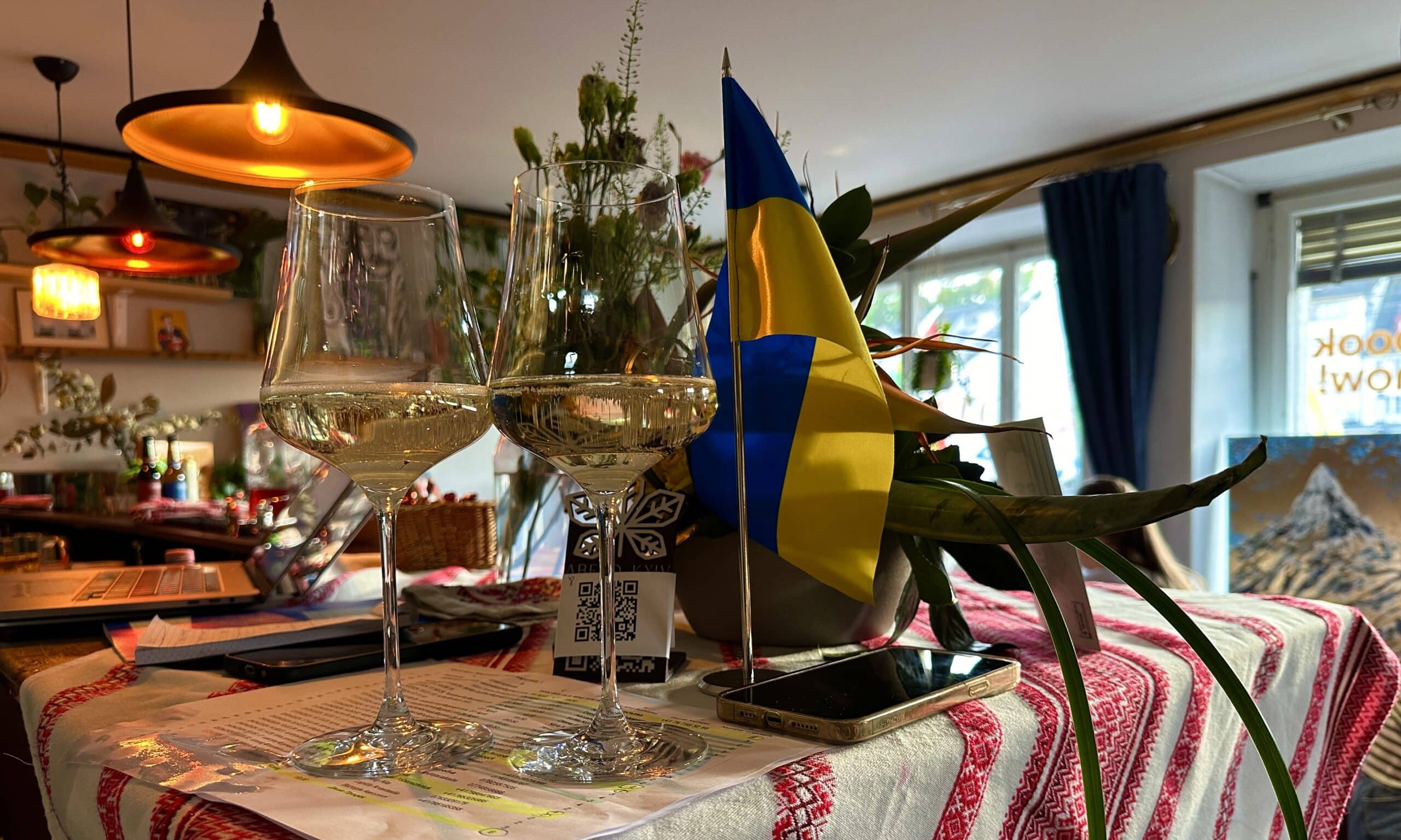 В историческом центре Цюриха на набережной реки Лиммат открылся украинский ресторан Abend Kyiv. 25 апреля 2024 г. (© schwingen.net)