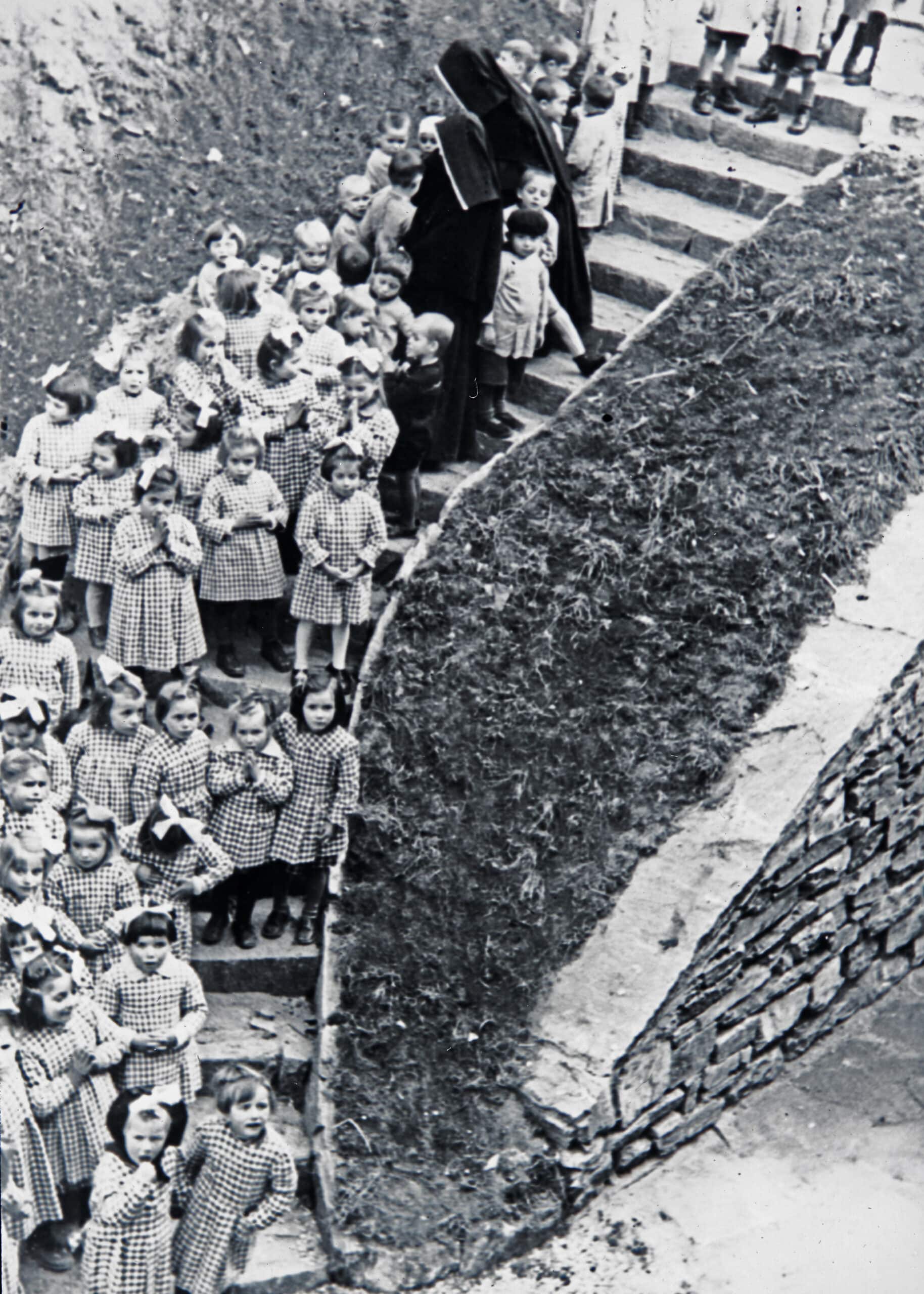 Две монахини и воспитанники детского дома в Вале, около 1930-1940 гг. (© Paul Cattani)