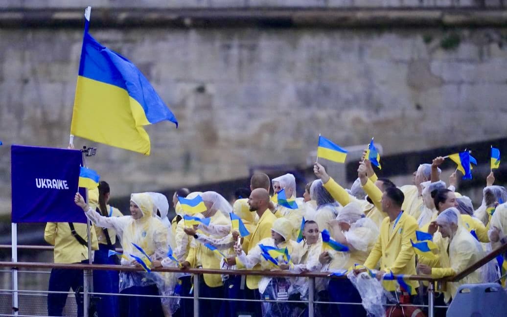 В церемонии открытия летних Олимпийских игр 26 июля в Париже участвовали 58 украинских спортсменок и спортсменов. Олимпийская сборная Украины на открытии Олимпиады-2024 ( © Associated Press / tsn.ua)