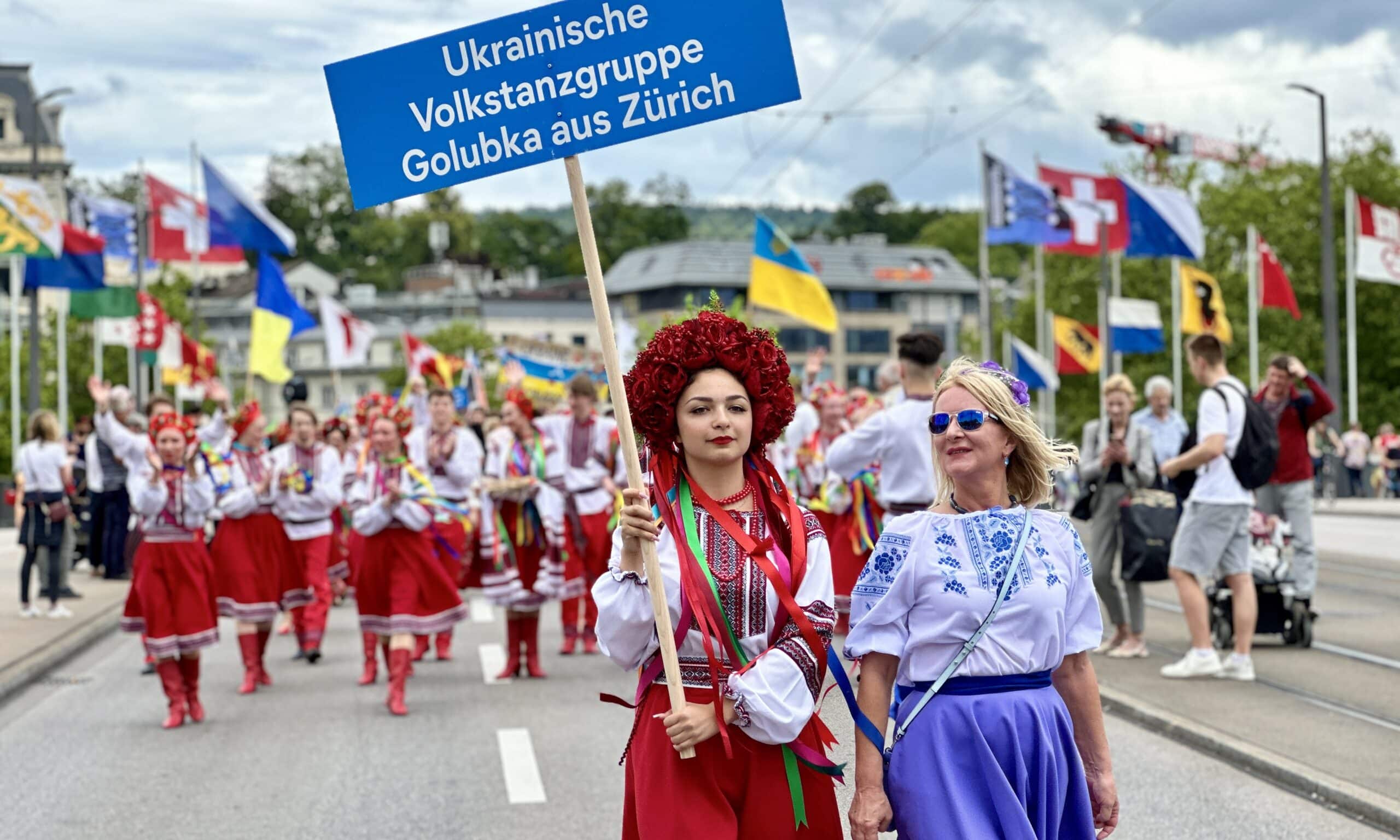 Ансамбль украинского народного танца «Голубка» на Фольклорном фестивале. Цюрих, 30 июня 2024 г. (© schwingen.net)