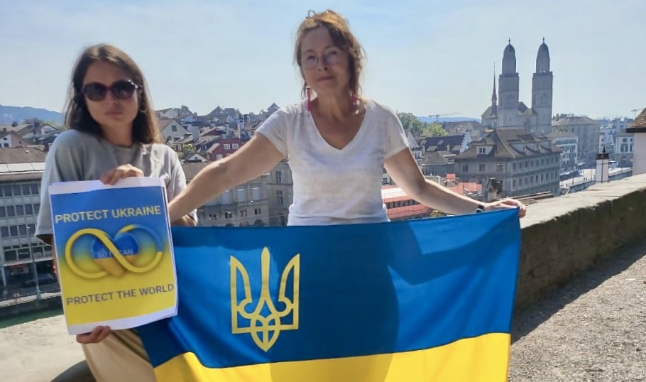 «Защитить Украину - защитить мир!» написала на плакате швейцарская и российская активистка Полина Зоммер. Цюрих, 31 августа 2024 г. (© schwingen.net)